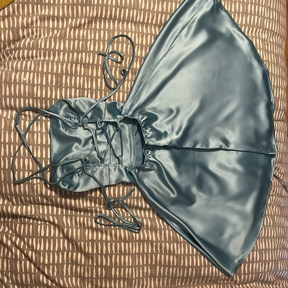 This dress is from Diva life, it is medium, running small on the bust and teal - Picture 3 of 3